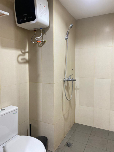 Bathroom 5, Monochrome Urban Studio at LRT City Jatibening Gateway Park, Bekasi