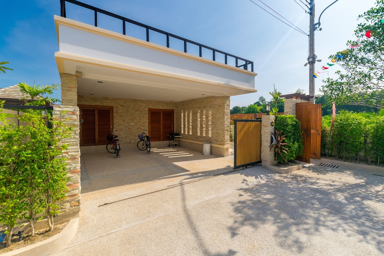 Exterior & Views