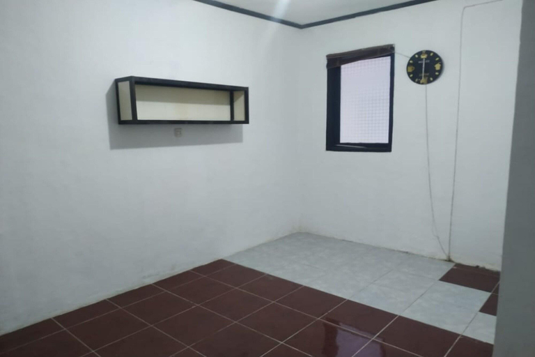 Bathroom 4, OYO 90699 Yellow White Guesthouse Palu, Palu