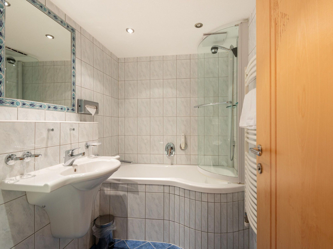 Bathroom 5, Nice Apartment in Langenfeld With Garden, Imst