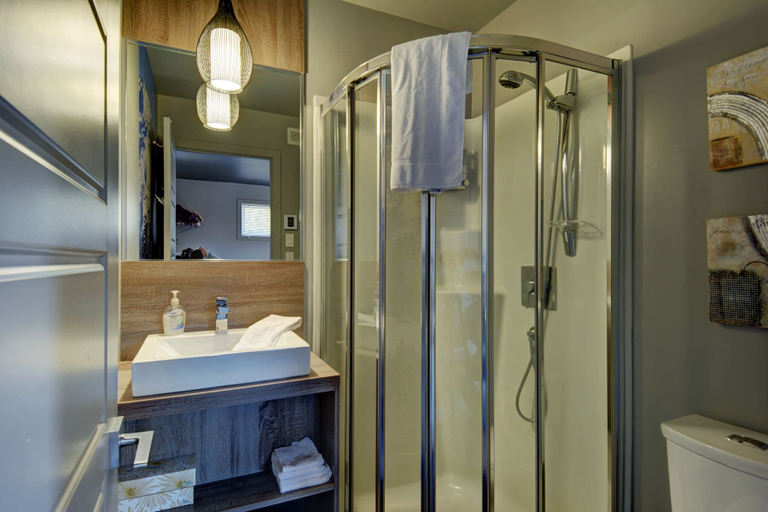 Bathroom 4, Le Sommet-09, La Côte-de-Beaupré
