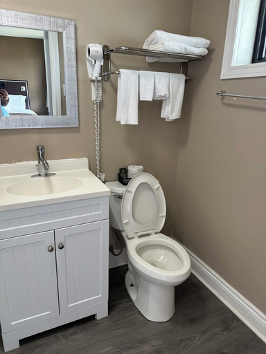 Bathroom 3, Champlain Motor Inn, Renfrew