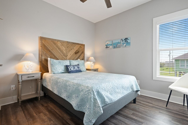 Room 3, Tipsy Turtle 3 Bedroom Home by RedAwning, Galveston