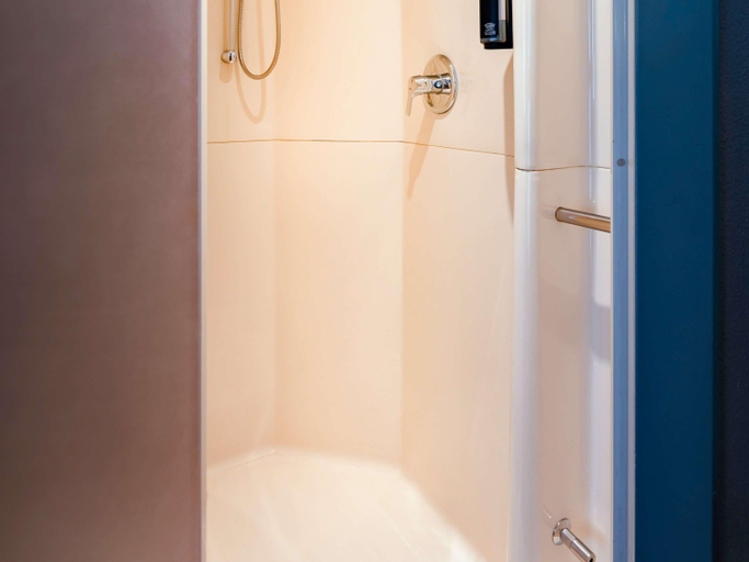 Bathroom 10