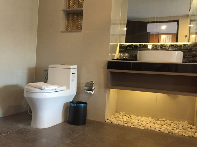 Bathroom 3, The Vista Hotel, Sadao