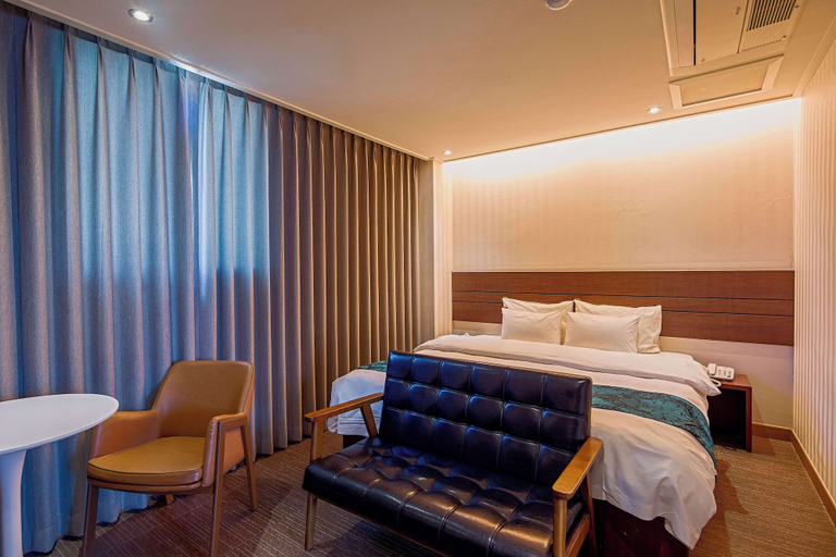 Bedroom 4, Namsan Hill Hotel, Jung