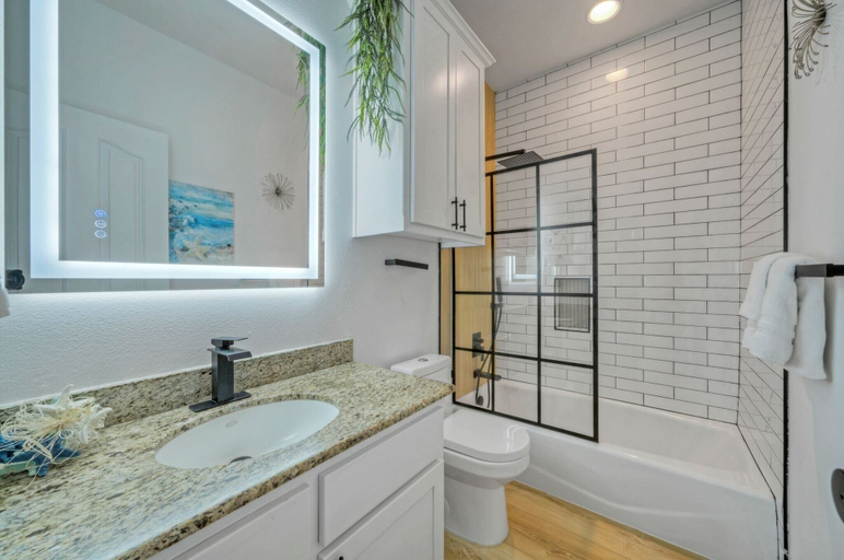 Bathroom 3, Billiards & Beaches by Avantstay Cart Boardwalk + Pool Table, Nueces