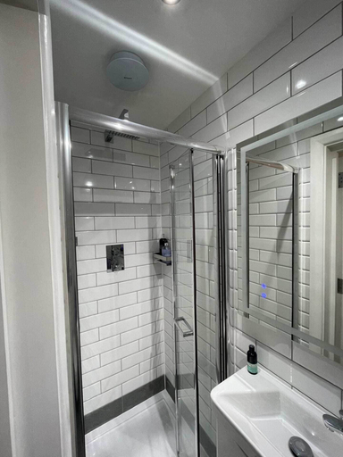 Bathroom 3, Stunning 3BD Maisonette W/balcony - Old Street!, London