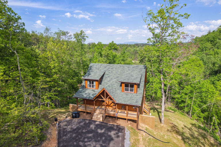 Exterior & Views 2, Hilltop Dreamin' 4 Bedroom Cabin by RedAwning, Sevier