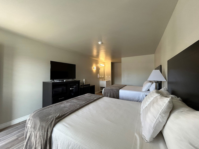 Bedroom 4, HWY 50 Inn, White Pine