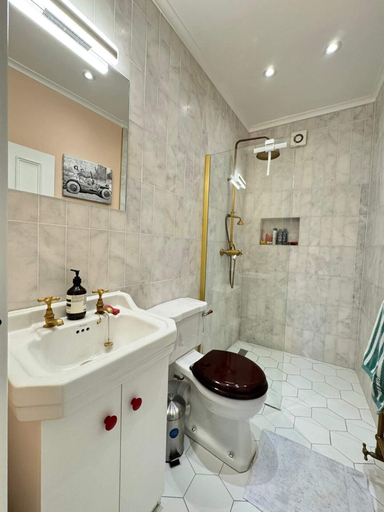 Bathroom 2, Homely Flat W/terrace, 3 Mins to Battersea Park, London