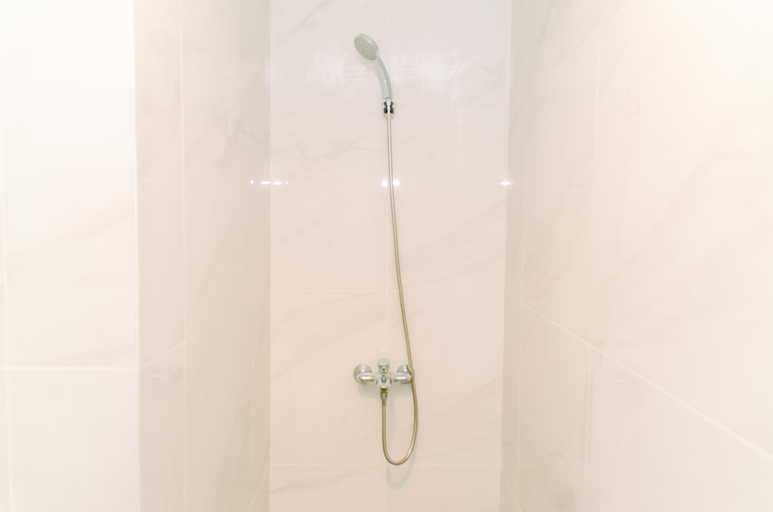 Bathroom 5, Nice and Comfort 1BR at The Smith Alam Sutera Apartment By Travelio, Tangerang