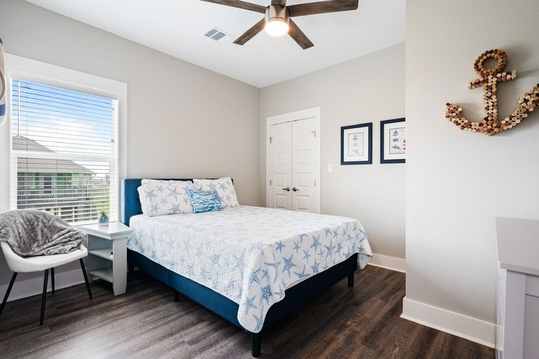 Room 4, Tipsy Turtle 3 Bedroom Home by RedAwning, Galveston