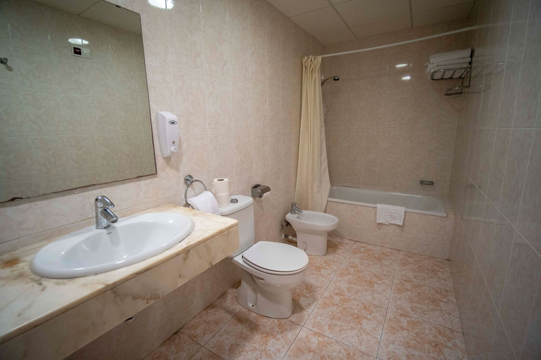 Bathroom 4, Hotel Bungalow Don Juan Tossa, Girona
