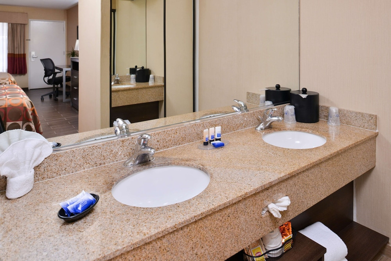 Bathroom 5, Best Western Plus Raffles Inn & Suites, Orange