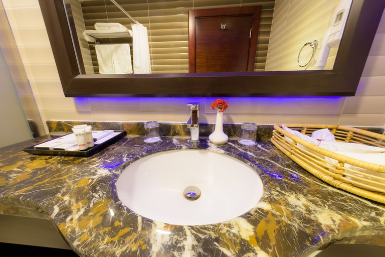Bathroom 5, National Park Hotel