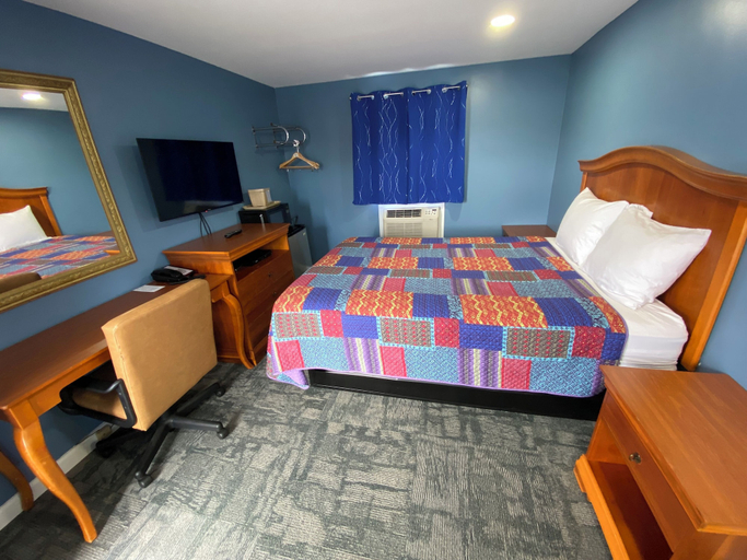 Bedroom 5, Royal Inn Claremont, Sullivan