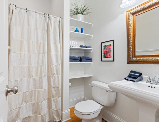 Bathroom 4, Beautiful Home on a Quiet Lot, Sleeps 14, Treehouse & Game Room!, Williamson