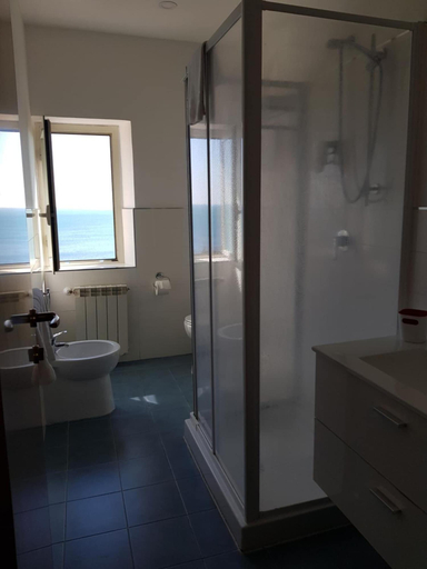 Bathroom 3, L'Isola, Roma