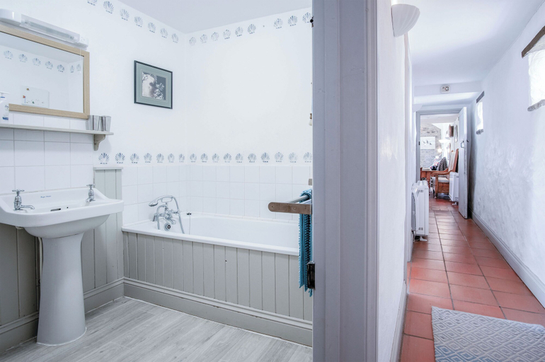 Bathroom 3, Haggard - 3 Bedroom Cottage - Manorbier, Pembrokeshire