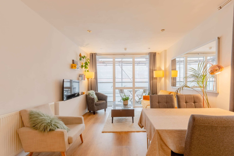 Others 3, Vibrant & Inviting 1BD Flat, Heart of Haggerston!, London