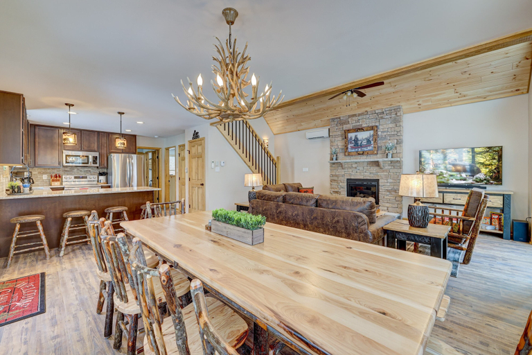 Food & Drinks, Over the Top Lodge by Avantstay Hot Tub, Shared Pool, Beach/lake Access, Carbon
