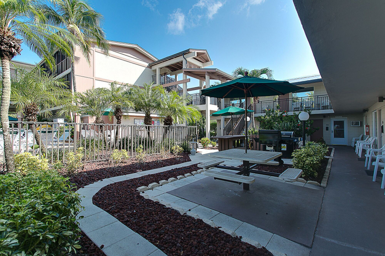 Exterior & Views 2, Caribbean Beach Club, Lee