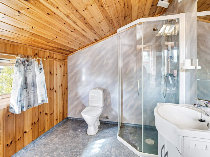 Bathroom 3, 6 Person Holiday Home in Anneland, Gulen