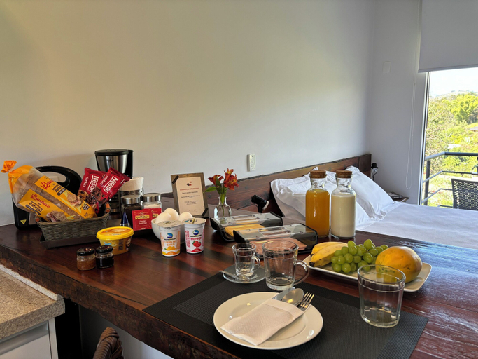 Food & Drinks 4, Latitude Lodge, Cunha