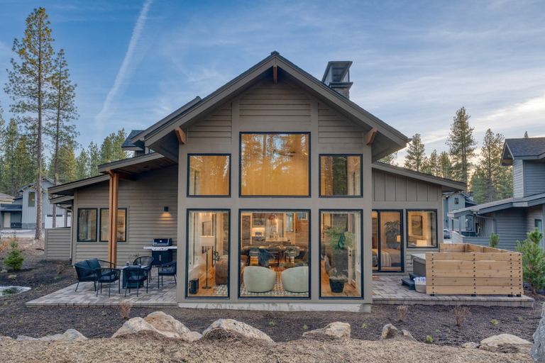 Exterior & Views 2, Grand Fir by Avantstay Hot Tub and Firepit, Deschutes