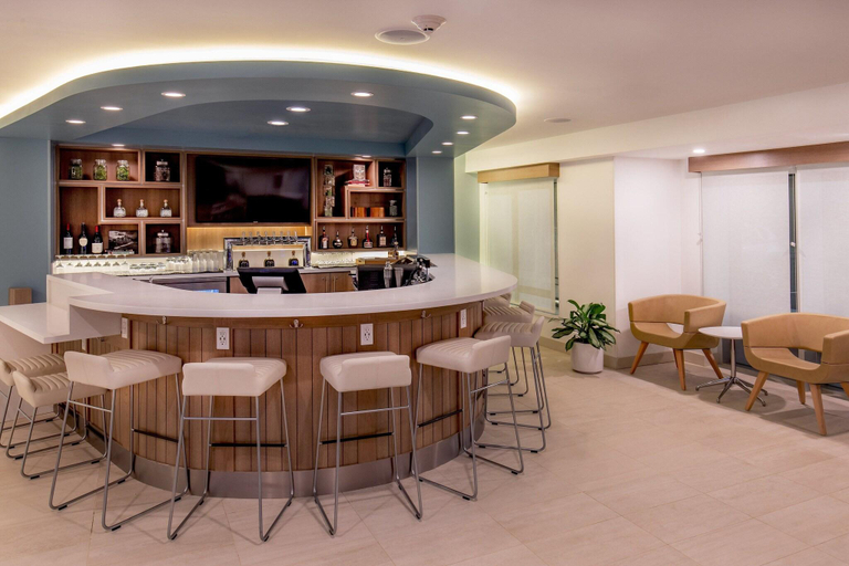 Food & Drinks 5, Hawthorn Suites by Wyndham Lowell, Middlesex