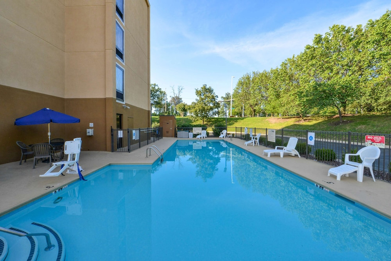 Sport & Beauty 5, The Antioch Inn, Davidson