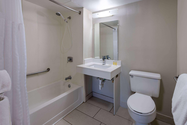 Bathroom 5, Days Inn by Wyndham Winchester North, Frederick