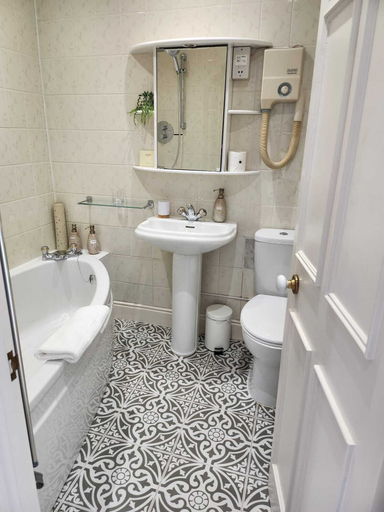Bathroom 4, The Casterbridge, Dorset