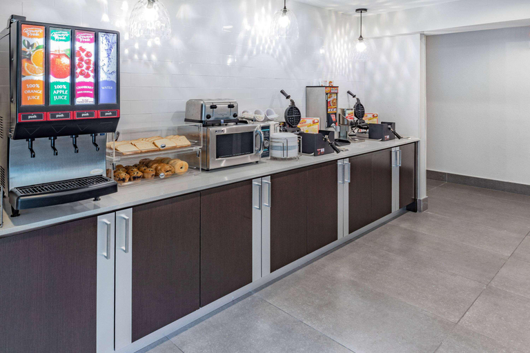 Food & Drinks 5, La Quinta Inn & Suites by Wyndham Houston Southwest, Houston