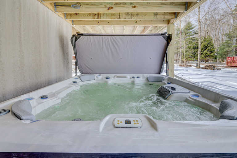 Sport & Beauty, Over the Top Lodge by Avantstay Hot Tub, Shared Pool, Beach/lake Access, Carbon