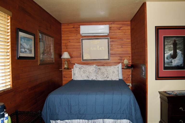 Bedroom 2, Flamingo Motel, Kootenai