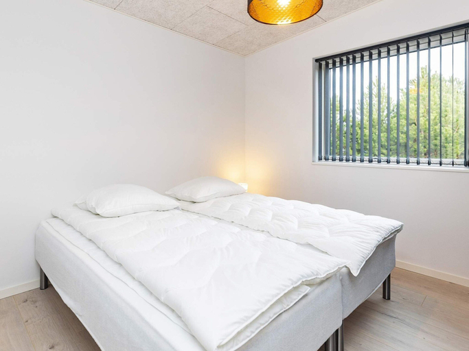 Room 2, 9 Person Holiday Home in Vaeggerlose, Guldborgsund