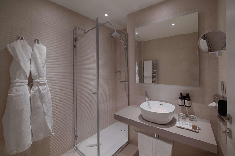 Bathroom 10