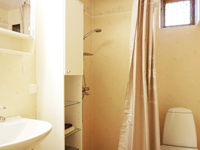 Bathroom, 4 Person Holiday Home in Hallevadsholm-by Traum, Munkedal