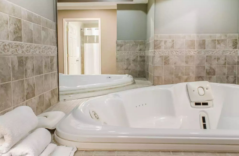 Bathroom 3, Rodeway Inn Allentown, Lehigh