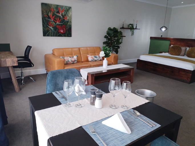 Food & Drinks 5, My Pond Hotel, Cacadu