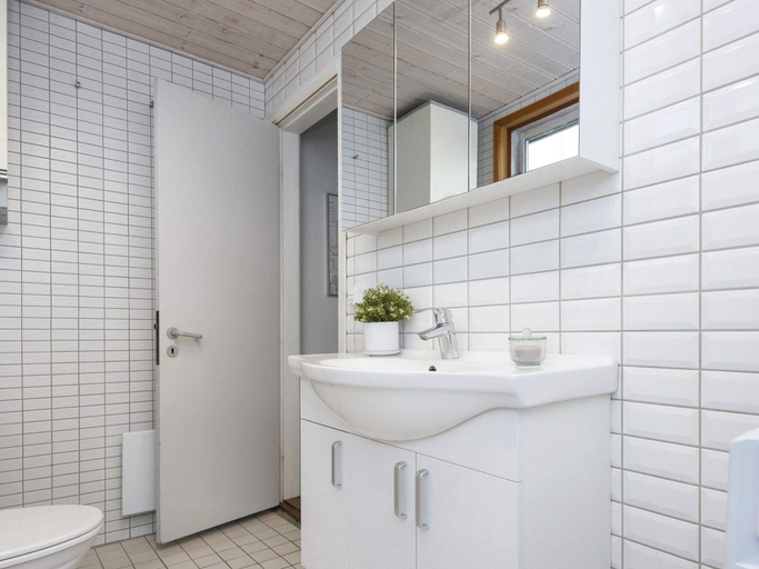 Bathroom 5, 7 Person Holiday Home in Juelsminde, Hedensted