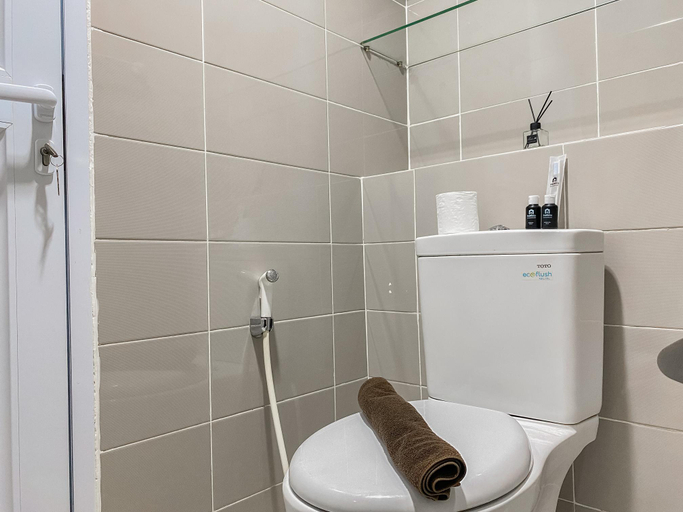 Bathroom 5, Good and Homey Studio Apartment  at Springhill Terrace Residence By Travelio, Jakarta Pusat