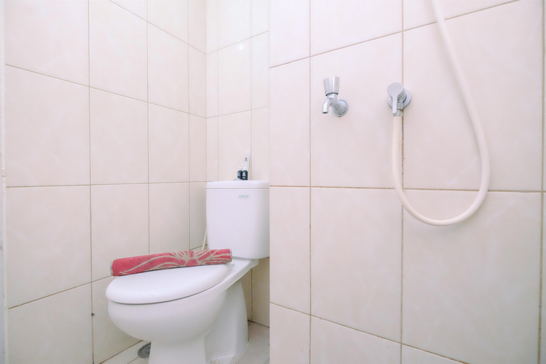 Bathroom 5, Comfy Studio Springlake Summarecon Bekasi Apartment By Travelio, Bekasi