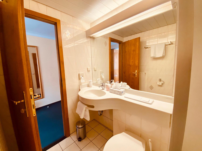 Bathroom 5, Stadthotel Waldhorn, Esslingen