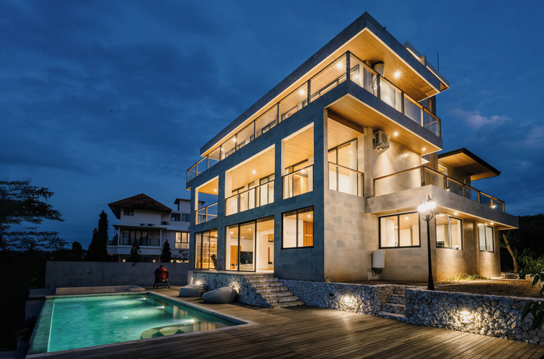 Exterior & Views
