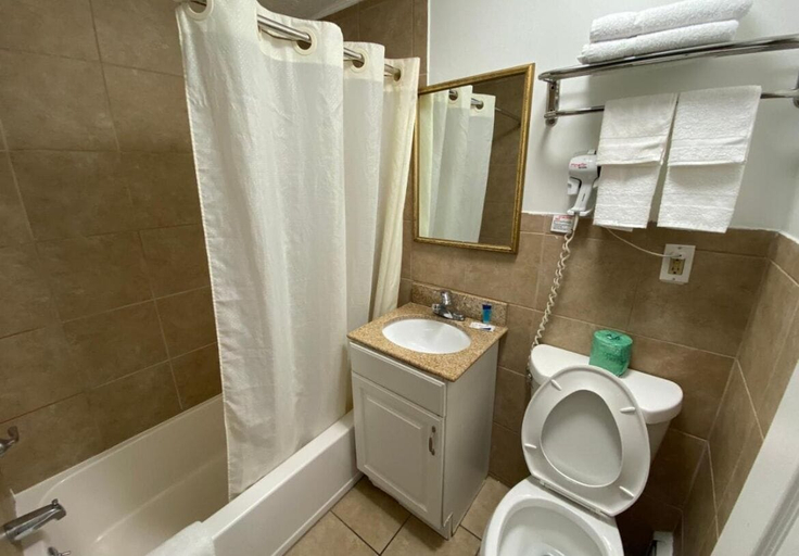 Bathroom 2, Royal Inn Claremont, Sullivan