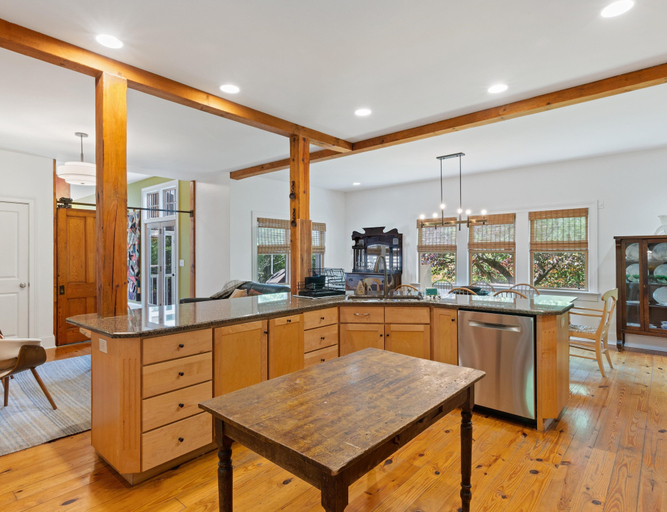Food & Drinks, Beautiful Home on a Quiet Lot, Sleeps 14, Treehouse & Game Room!, Williamson