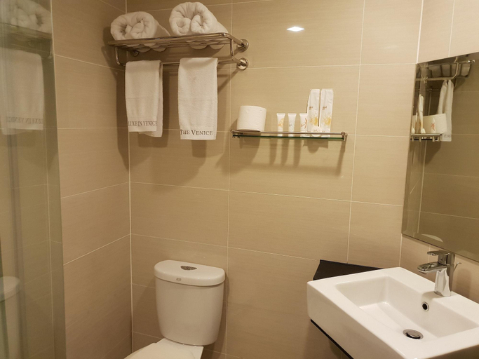 Bathroom 5, LUXE In Venice - The Venice Residences, Taguig
